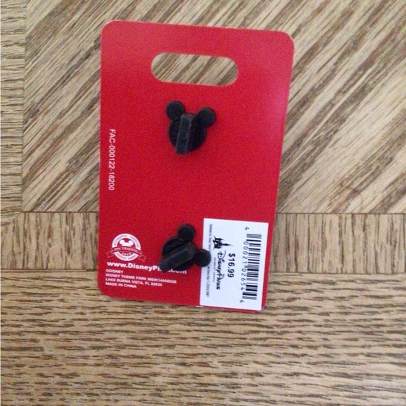 Disney’s Beach Club Resorts 2018 Holiday Snow Globe Pin Donald and Daisy Duck - Picture 2 of 2